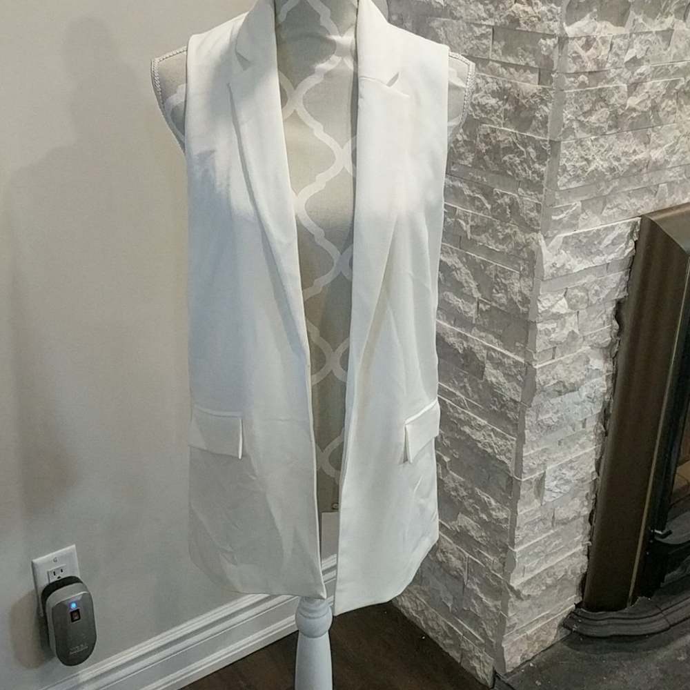 Rock & Shine sleeveless white blazer